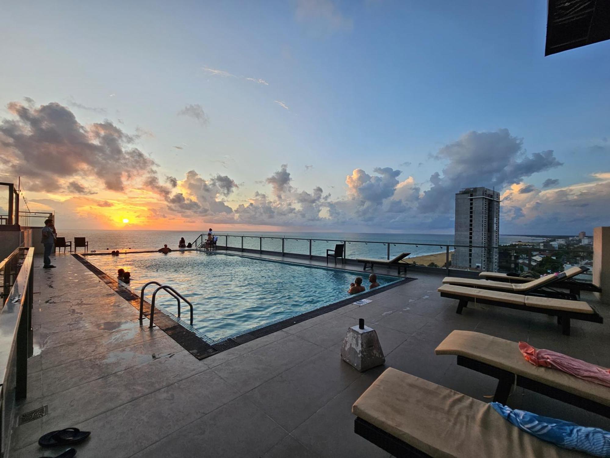 Ocean Breeze Sea View Luxury Apartments Negombo Extérieur photo